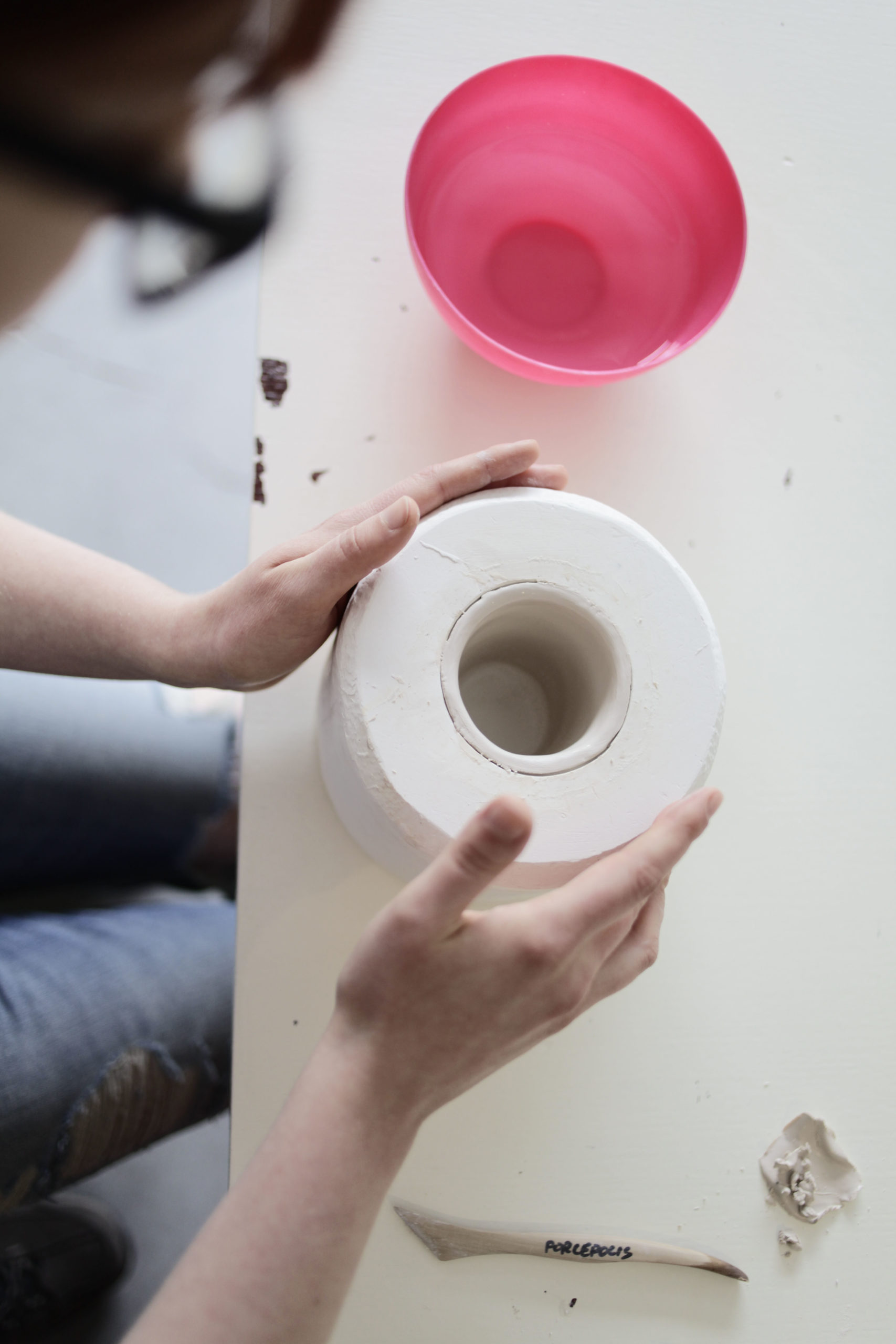 Moulage de la porcelaine dans un studio de céramique à Bruxelles