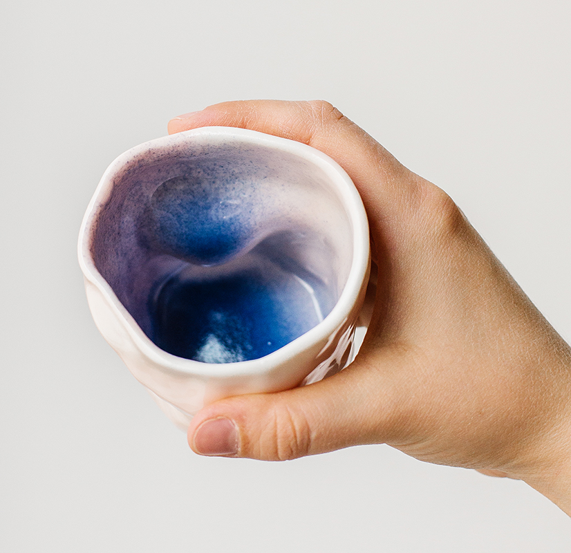 Intérieur bleu d'une tasse en porcelaine marbrée rose