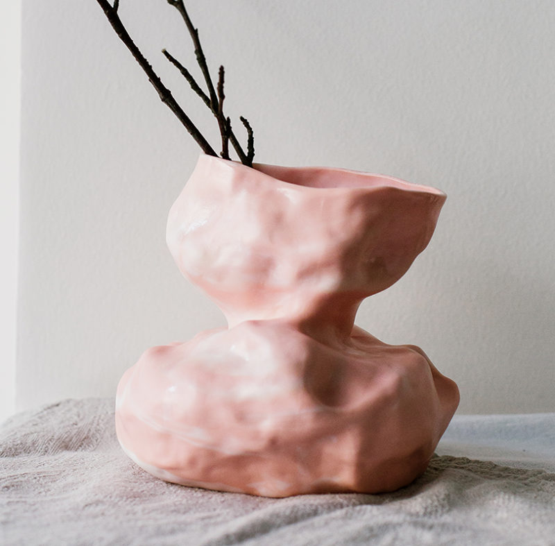 Vase en porcelaine marbrée rose