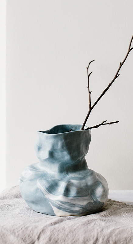 Vase en porcelaine marbrée grise