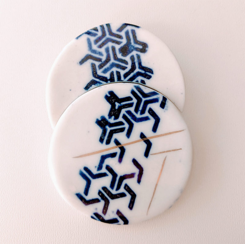 grande broche en porcelaine imprimée