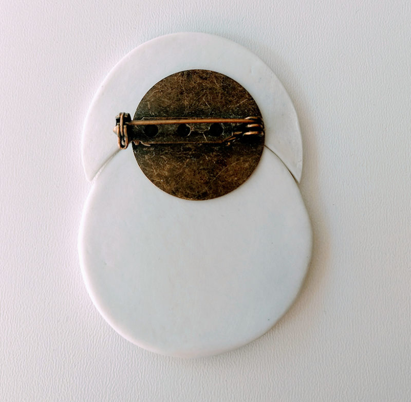 grande broche en porcelaine dos