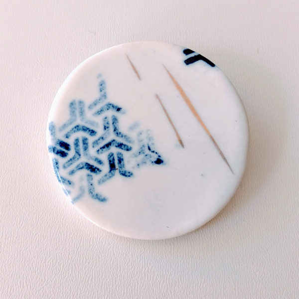 broche imprimée en porcelaine