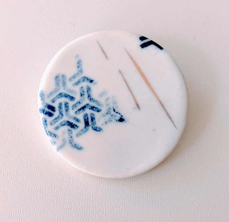 broche imprimée en porcelaine