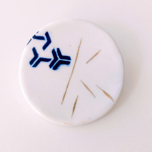 broche en porcelaine imprimée