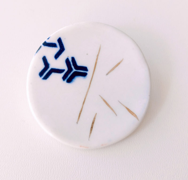 broche en porcelaine imprimée