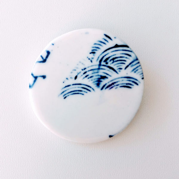 broche imprimée en porcelaine