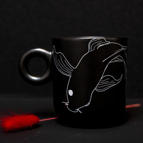 Mug noir, impression carpe blanche