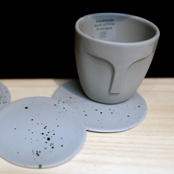 Sous-tasse grise et tasse
