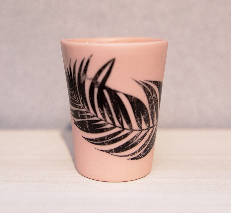 Tasse rose avec impression feuille noire